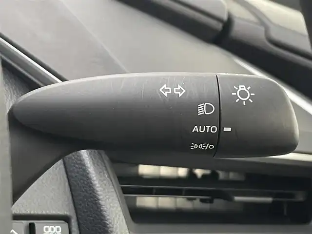 トヨタ プリウス U 滋賀県 2023(令5)年 0.6万km アティチュードブラックマイカ 純正ディスプレイオーディオ/・AM/FM/・Bluetooth/・フルセグTV/・Miracast/バックカメラ/ステアリングスイッチ/USB充電(Cタイプ)/ビルトインETC/AC100V/プリクラッシュセーフティ/レーンディパーチャーアラート/プロアクティブドライビングアシスト/クリアランスソナー/パーキングサポートブレーキ/ロードサインアシスト/発進遅れ告知/レーダークルーズコントロール/オートハイビーム/オートヘッドライト/LEDヘッドライト/オートリトラミラー/スマートキー