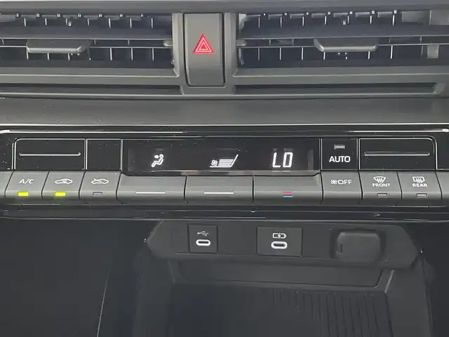 トヨタ プリウス U 滋賀県 2023(令5)年 0.6万km アティチュードブラックマイカ 純正ディスプレイオーディオ/・AM/FM/・Bluetooth/・フルセグTV/・Miracast/バックカメラ/ステアリングスイッチ/USB充電(Cタイプ)/ビルトインETC/AC100V/プリクラッシュセーフティ/レーンディパーチャーアラート/プロアクティブドライビングアシスト/クリアランスソナー/パーキングサポートブレーキ/ロードサインアシスト/発進遅れ告知/レーダークルーズコントロール/オートハイビーム/オートヘッドライト/LEDヘッドライト/オートリトラミラー/スマートキー