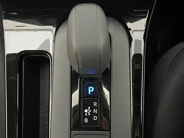 トヨタ プリウス U 滋賀県 2023(令5)年 0.6万km アティチュードブラックマイカ 純正ディスプレイオーディオ/・AM/FM/・Bluetooth/・フルセグTV/・Miracast/バックカメラ/ステアリングスイッチ/USB充電(Cタイプ)/ビルトインETC/AC100V/プリクラッシュセーフティ/レーンディパーチャーアラート/プロアクティブドライビングアシスト/クリアランスソナー/パーキングサポートブレーキ/ロードサインアシスト/発進遅れ告知/レーダークルーズコントロール/オートハイビーム/オートヘッドライト/LEDヘッドライト/オートリトラミラー/スマートキー