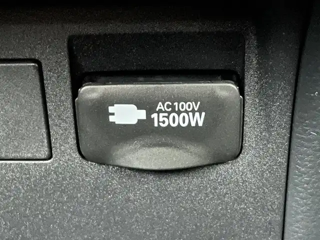 トヨタ プリウス U 滋賀県 2023(令5)年 0.6万km アティチュードブラックマイカ 純正ディスプレイオーディオ/・AM/FM/・Bluetooth/・フルセグTV/・Miracast/バックカメラ/ステアリングスイッチ/USB充電(Cタイプ)/ビルトインETC/AC100V/プリクラッシュセーフティ/レーンディパーチャーアラート/プロアクティブドライビングアシスト/クリアランスソナー/パーキングサポートブレーキ/ロードサインアシスト/発進遅れ告知/レーダークルーズコントロール/オートハイビーム/オートヘッドライト/LEDヘッドライト/オートリトラミラー/スマートキー