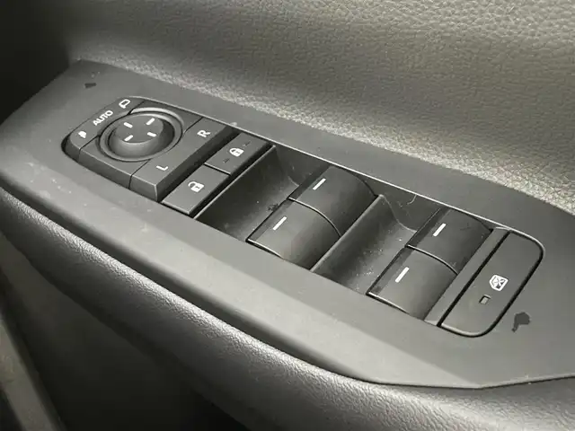 トヨタ プリウス U 滋賀県 2023(令5)年 0.6万km アティチュードブラックマイカ 純正ディスプレイオーディオ/・AM/FM/・Bluetooth/・フルセグTV/・Miracast/バックカメラ/ステアリングスイッチ/USB充電(Cタイプ)/ビルトインETC/AC100V/プリクラッシュセーフティ/レーンディパーチャーアラート/プロアクティブドライビングアシスト/クリアランスソナー/パーキングサポートブレーキ/ロードサインアシスト/発進遅れ告知/レーダークルーズコントロール/オートハイビーム/オートヘッドライト/LEDヘッドライト/オートリトラミラー/スマートキー