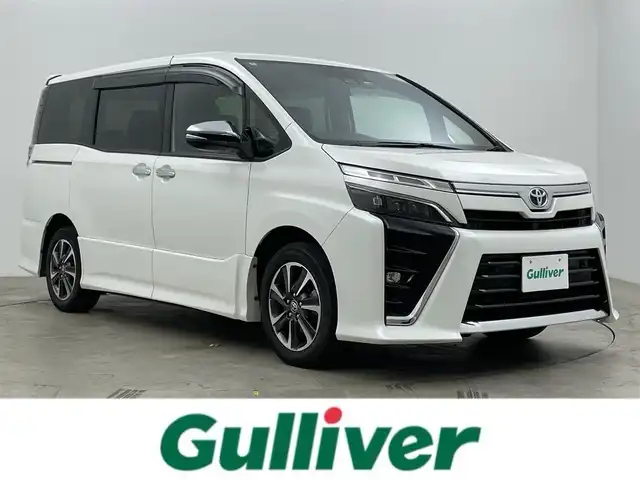 トヨタ ヴォクシー ZS 煌Ⅲ 岡山県 2022(令4)年 3.7万km ホワイトパールクリスタルシャイン ALPINE9インチメモリナビ/(フルセグ/Carplay/Bluetooth/CD/DVD)/ALPINEフリップダウンモニター/衝突軽減ブレーキ/両側パワースライドドア/ビルトインETC/LEDヘッドライト/バックカメラ/クルーズコントロール/ドライブレコーダー/コーナーセンサー/レーンキープアシスト/オートハイビーム/プッシュスタート/スマートキー/アイドリングストップ/フロアマット/純正アルミホイール/オートライト/新車保証書