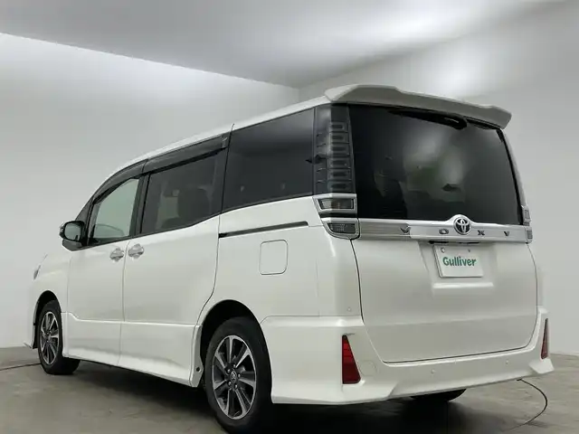 トヨタ ヴォクシー ZS 煌Ⅲ 岡山県 2022(令4)年 3.7万km ホワイトパールクリスタルシャイン ALPINE9インチメモリナビ/(フルセグ/Carplay/Bluetooth/CD/DVD)/ALPINEフリップダウンモニター/衝突軽減ブレーキ/両側パワースライドドア/ビルトインETC/LEDヘッドライト/バックカメラ/クルーズコントロール/ドライブレコーダー/コーナーセンサー/レーンキープアシスト/オートハイビーム/プッシュスタート/スマートキー/アイドリングストップ/フロアマット/純正アルミホイール/オートライト/新車保証書