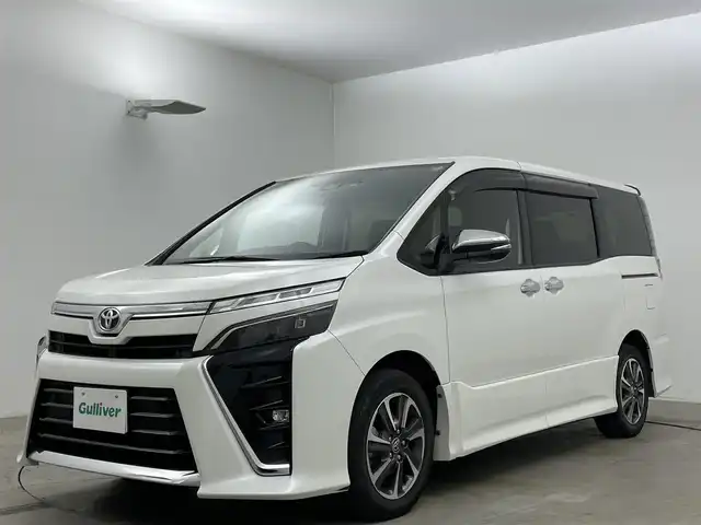 トヨタ ヴォクシー ZS 煌Ⅲ 岡山県 2022(令4)年 3.7万km ホワイトパールクリスタルシャイン ALPINE9インチメモリナビ/(フルセグ/Carplay/Bluetooth/CD/DVD)/ALPINEフリップダウンモニター/衝突軽減ブレーキ/両側パワースライドドア/ビルトインETC/LEDヘッドライト/バックカメラ/クルーズコントロール/ドライブレコーダー/コーナーセンサー/レーンキープアシスト/オートハイビーム/プッシュスタート/スマートキー/アイドリングストップ/フロアマット/純正アルミホイール/オートライト/新車保証書