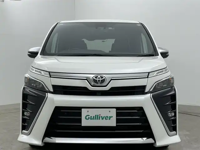 トヨタ ヴォクシー ZS 煌Ⅲ 岡山県 2022(令4)年 3.7万km ホワイトパールクリスタルシャイン ALPINE9インチメモリナビ/(フルセグ/Carplay/Bluetooth/CD/DVD)/ALPINEフリップダウンモニター/衝突軽減ブレーキ/両側パワースライドドア/ビルトインETC/LEDヘッドライト/バックカメラ/クルーズコントロール/ドライブレコーダー/コーナーセンサー/レーンキープアシスト/オートハイビーム/プッシュスタート/スマートキー/アイドリングストップ/フロアマット/純正アルミホイール/オートライト/新車保証書