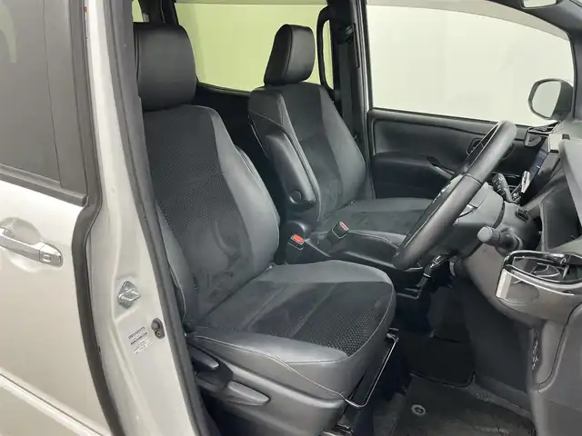 トヨタ ヴォクシー ZS 煌Ⅲ 岡山県 2022(令4)年 3.7万km ホワイトパールクリスタルシャイン ALPINE9インチメモリナビ/(フルセグ/Carplay/Bluetooth/CD/DVD)/ALPINEフリップダウンモニター/衝突軽減ブレーキ/両側パワースライドドア/ビルトインETC/LEDヘッドライト/バックカメラ/クルーズコントロール/ドライブレコーダー/コーナーセンサー/レーンキープアシスト/オートハイビーム/プッシュスタート/スマートキー/アイドリングストップ/フロアマット/純正アルミホイール/オートライト/新車保証書