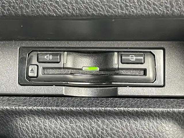 トヨタ ヴォクシー ZS 煌Ⅲ 岡山県 2022(令4)年 3.7万km ホワイトパールクリスタルシャイン ALPINE9インチメモリナビ/(フルセグ/Carplay/Bluetooth/CD/DVD)/ALPINEフリップダウンモニター/衝突軽減ブレーキ/両側パワースライドドア/ビルトインETC/LEDヘッドライト/バックカメラ/クルーズコントロール/ドライブレコーダー/コーナーセンサー/レーンキープアシスト/オートハイビーム/プッシュスタート/スマートキー/アイドリングストップ/フロアマット/純正アルミホイール/オートライト/新車保証書