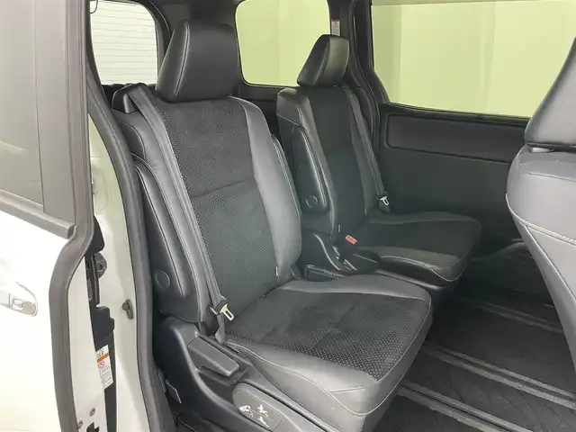 トヨタ ヴォクシー ZS 煌Ⅲ 岡山県 2022(令4)年 3.7万km ホワイトパールクリスタルシャイン ALPINE9インチメモリナビ/(フルセグ/Carplay/Bluetooth/CD/DVD)/ALPINEフリップダウンモニター/衝突軽減ブレーキ/両側パワースライドドア/ビルトインETC/LEDヘッドライト/バックカメラ/クルーズコントロール/ドライブレコーダー/コーナーセンサー/レーンキープアシスト/オートハイビーム/プッシュスタート/スマートキー/アイドリングストップ/フロアマット/純正アルミホイール/オートライト/新車保証書