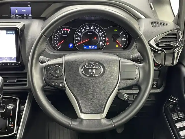トヨタ ヴォクシー ZS 煌Ⅲ 岡山県 2022(令4)年 3.7万km ホワイトパールクリスタルシャイン ALPINE9インチメモリナビ/(フルセグ/Carplay/Bluetooth/CD/DVD)/ALPINEフリップダウンモニター/衝突軽減ブレーキ/両側パワースライドドア/ビルトインETC/LEDヘッドライト/バックカメラ/クルーズコントロール/ドライブレコーダー/コーナーセンサー/レーンキープアシスト/オートハイビーム/プッシュスタート/スマートキー/アイドリングストップ/フロアマット/純正アルミホイール/オートライト/新車保証書