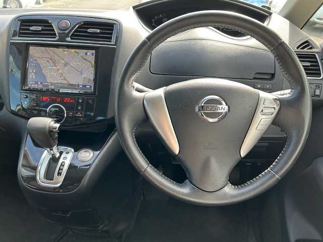 日産 セレナ ハイウェイスター Sハイブリッド 茨城県 2013(平25)年 13.9万km ホワイト 純正ＳＤナビ　/ＥＴＣ　/バックカメラ　/後席モニター　/片側パワースライドドア　/コーナーセンサー前後　/キセノンヘッドライト　/プッシュスタート　/オートライト　/純正アルミホイール　/純正フロアマット　/エアバックＷ/パワーステアリング/パワーウィンドウ