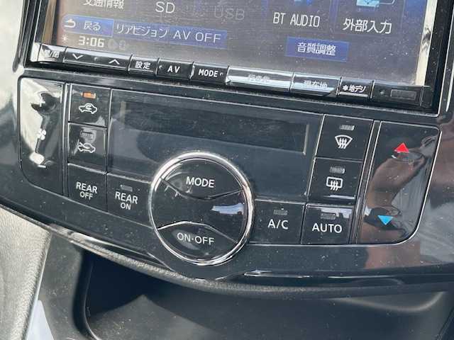 日産 セレナ ハイウェイスター Sハイブリッド 茨城県 2013(平25)年 13.9万km ホワイト 純正ＳＤナビ　/ＥＴＣ　/バックカメラ　/後席モニター　/片側パワースライドドア　/コーナーセンサー前後　/キセノンヘッドライト　/プッシュスタート　/オートライト　/純正アルミホイール　/純正フロアマット　/エアバックＷ/パワーステアリング/パワーウィンドウ