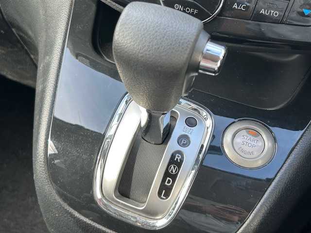 日産 セレナ ハイウェイスター Sハイブリッド 茨城県 2013(平25)年 13.9万km ホワイト 純正ＳＤナビ　/ＥＴＣ　/バックカメラ　/後席モニター　/片側パワースライドドア　/コーナーセンサー前後　/キセノンヘッドライト　/プッシュスタート　/オートライト　/純正アルミホイール　/純正フロアマット　/エアバックＷ/パワーステアリング/パワーウィンドウ