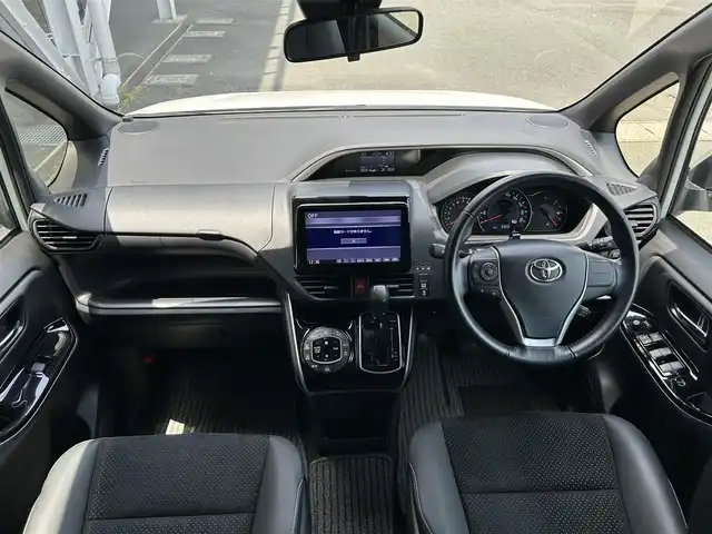 トヨタ ヴォクシー ZS 煌Ⅲ 静岡県 2021(令3)年 3.4万km ホワイトパールクリスタルシャイン ７人乗り/トヨタセーフティセンス/ストラーダ９V型ナビ/フルセグ/ＤＶＤ再生/ＢＴオーディオ/ビルトインＥＴＣ/バックカメラ/ＷＡＣ/両側電動スライドドア/ＰＫＳＢ/ハーフレザー/ＬＥＤ/純正１６ＡＷ