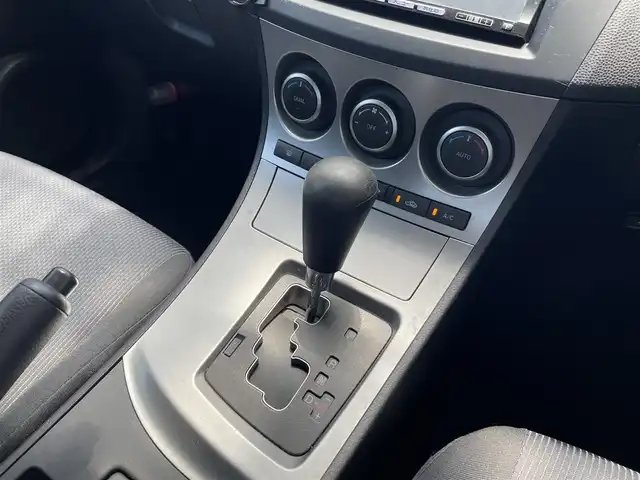 マツダ アクセラ 15C 三重県 2010(平22)年 10.3万km ブラック 登録時102663km/禁煙車/Pioneerナビ(AM/FM/ワンセグ/Bluetooth)/ETC/オートライト/フォグ/ステアリングスイッチ/純正フロアマット/電格ミラー/AAC/ABS/リモコンキー