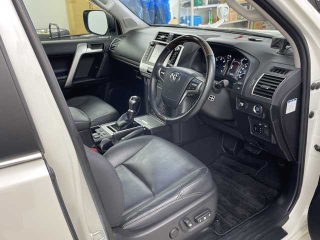 トヨタ ランドクルーザー プラド TX Lパッケージ 道央・札幌 2018(平30)年 5.3万km ホワイトパールクリスタルシャイン ・4WD/寒冷地仕様/・トヨタセーフティセンス/・プリクラッシュセーフティ/・レーダークルーズコントロール/・WALD22インチアルミ/・純正ナビ  /・フルセグTV/Bluetooth/・DVD.CD.SD/・バックカメラ/・シートヒーター/エアーシート/・LEDヘッドライト/オートハイビーム/・電動格納サードシート/・ヒッチメンバー/・冬タイヤAW積込/・センターデフロック/・ダウンヒルアシスト/・横滑り防止/・ETC2.0