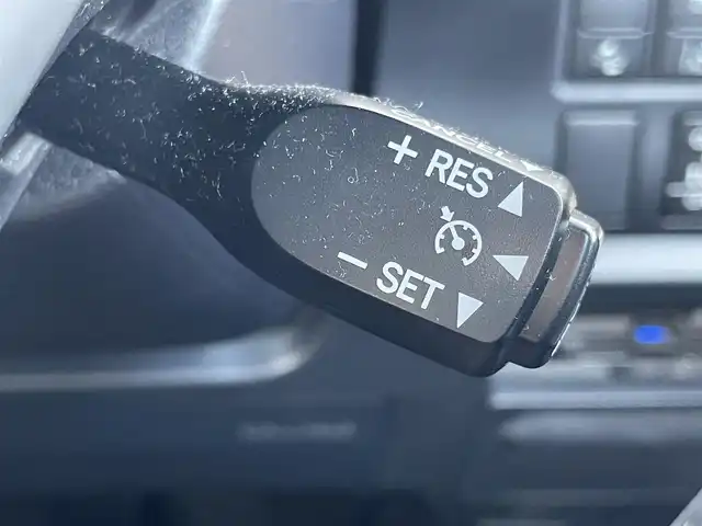 トヨタ ヴォクシー ZS 煌 香川県 2018(平30)年 3万km ホワイトパールクリスタルシャイン 登録時走行距離：29833km/純正SDナビゲーション/→フルセグTV/→CD/DVD再生/バックカメラ/フリップダウンモニター/ビルトインETC/クルーズコントロール/両側パワースライドドア/エアロ（サイド・リア）/LEDオートライト/フォグランプ/オートハイビーム/純正16インチアルミホイール/スマートキー/スペアキー