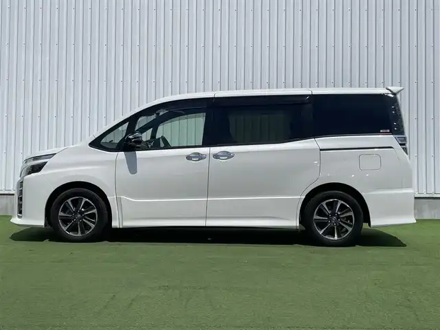 トヨタ ヴォクシー ZS 煌 香川県 2018(平30)年 3万km ホワイトパールクリスタルシャイン 登録時走行距離：29833km/純正SDナビゲーション/→フルセグTV/→CD/DVD再生/バックカメラ/フリップダウンモニター/ビルトインETC/クルーズコントロール/両側パワースライドドア/エアロ（サイド・リア）/LEDオートライト/フォグランプ/オートハイビーム/純正16インチアルミホイール/スマートキー/スペアキー