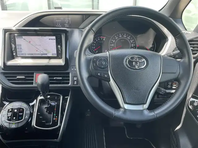 トヨタ ヴォクシー ZS 煌 香川県 2018(平30)年 3万km ホワイトパールクリスタルシャイン 登録時走行距離：29833km/純正SDナビゲーション/→フルセグTV/→CD/DVD再生/バックカメラ/フリップダウンモニター/ビルトインETC/クルーズコントロール/両側パワースライドドア/エアロ（サイド・リア）/LEDオートライト/フォグランプ/オートハイビーム/純正16インチアルミホイール/スマートキー/スペアキー