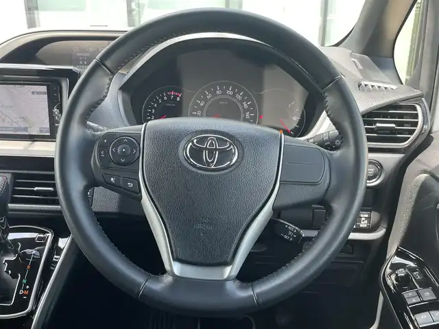 トヨタ ヴォクシー ZS 煌 香川県 2018(平30)年 3万km ホワイトパールクリスタルシャイン 登録時走行距離：29833km/純正SDナビゲーション/→フルセグTV/→CD/DVD再生/バックカメラ/フリップダウンモニター/ビルトインETC/クルーズコントロール/両側パワースライドドア/エアロ（サイド・リア）/LEDオートライト/フォグランプ/オートハイビーム/純正16インチアルミホイール/スマートキー/スペアキー