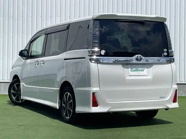 トヨタ ヴォクシー ZS 煌 香川県 2018(平30)年 3万km ホワイトパールクリスタルシャイン 登録時走行距離：29833km/純正SDナビゲーション/→フルセグTV/→CD/DVD再生/バックカメラ/フリップダウンモニター/ビルトインETC/クルーズコントロール/両側パワースライドドア/エアロ（サイド・リア）/LEDオートライト/フォグランプ/オートハイビーム/純正16インチアルミホイール/スマートキー/スペアキー