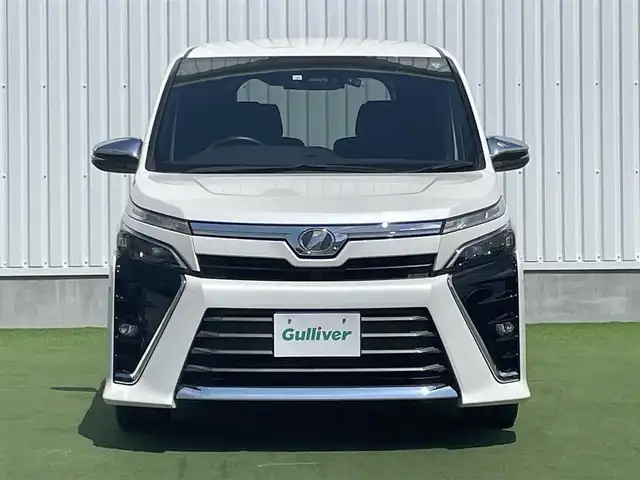 トヨタ ヴォクシー ZS 煌 香川県 2018(平30)年 3万km ホワイトパールクリスタルシャイン 登録時走行距離：29833km/純正SDナビゲーション/→フルセグTV/→CD/DVD再生/バックカメラ/フリップダウンモニター/ビルトインETC/クルーズコントロール/両側パワースライドドア/エアロ（サイド・リア）/LEDオートライト/フォグランプ/オートハイビーム/純正16インチアルミホイール/スマートキー/スペアキー