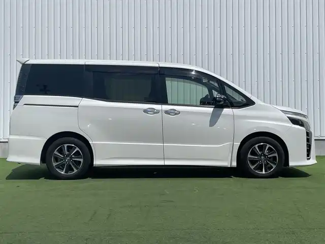 トヨタ ヴォクシー ZS 煌 香川県 2018(平30)年 3万km ホワイトパールクリスタルシャイン 登録時走行距離：29833km/純正SDナビゲーション/→フルセグTV/→CD/DVD再生/バックカメラ/フリップダウンモニター/ビルトインETC/クルーズコントロール/両側パワースライドドア/エアロ（サイド・リア）/LEDオートライト/フォグランプ/オートハイビーム/純正16インチアルミホイール/スマートキー/スペアキー