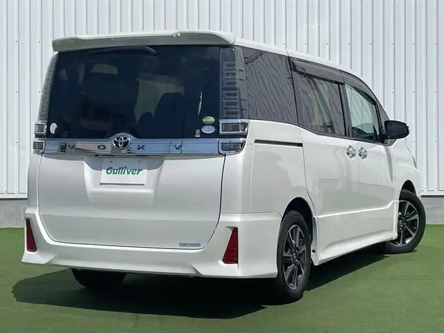 トヨタ ヴォクシー ZS 煌 香川県 2018(平30)年 3万km ホワイトパールクリスタルシャイン 登録時走行距離：29833km/純正SDナビゲーション/→フルセグTV/→CD/DVD再生/バックカメラ/フリップダウンモニター/ビルトインETC/クルーズコントロール/両側パワースライドドア/エアロ（サイド・リア）/LEDオートライト/フォグランプ/オートハイビーム/純正16インチアルミホイール/スマートキー/スペアキー