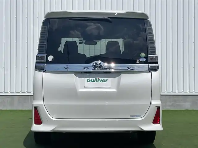 トヨタ ヴォクシー ZS 煌 香川県 2018(平30)年 3万km ホワイトパールクリスタルシャイン 登録時走行距離：29833km/純正SDナビゲーション/→フルセグTV/→CD/DVD再生/バックカメラ/フリップダウンモニター/ビルトインETC/クルーズコントロール/両側パワースライドドア/エアロ（サイド・リア）/LEDオートライト/フォグランプ/オートハイビーム/純正16インチアルミホイール/スマートキー/スペアキー