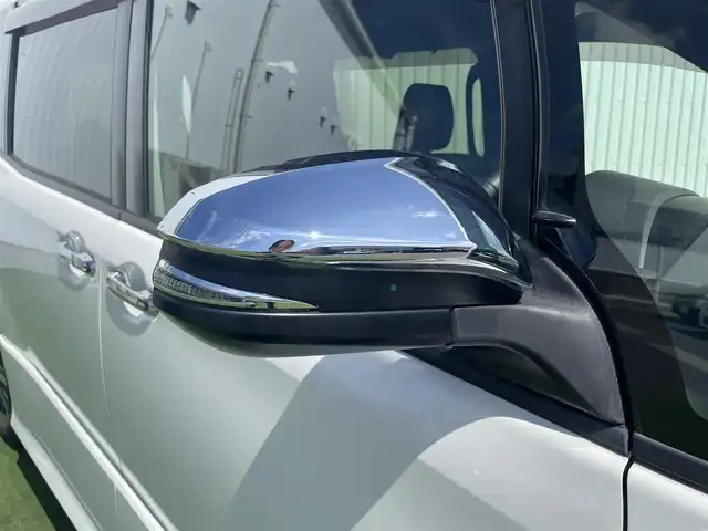 トヨタ ヴォクシー ZS 煌 香川県 2018(平30)年 3万km ホワイトパールクリスタルシャイン 登録時走行距離：29833km/純正SDナビゲーション/→フルセグTV/→CD/DVD再生/バックカメラ/フリップダウンモニター/ビルトインETC/クルーズコントロール/両側パワースライドドア/エアロ（サイド・リア）/LEDオートライト/フォグランプ/オートハイビーム/純正16インチアルミホイール/スマートキー/スペアキー