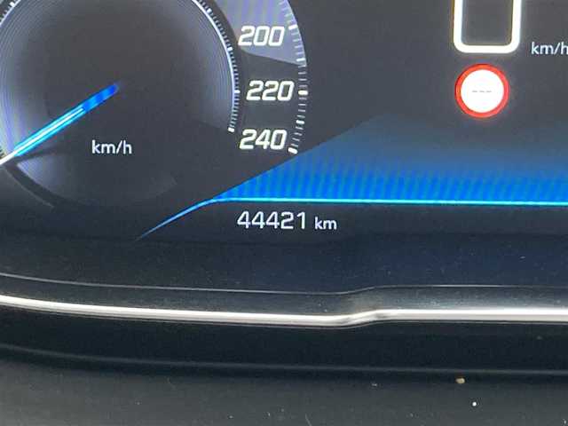 プジョー ３００８ GT ブルー HDi 熊本県 2020(令2)年 4.5万km マグネティックブルー ・スマートキー/・プッシュスタート/・パノラマサンルーフ/・アクティブセーフティブレーキ/・疲労検知/・ディレクショナルヘッドライト/・パーキングアシスト/・インテリジェントハイビーム/・レーンキープアシスト/・パーキングセンサー/・ブラインドスポットモニター/・クルーズコントロール/・ハーフレザーシート/・D席パワーシート/・前席シートヒーター /・純正ディスプレイオーディオ/　【Bluetooth・USB・AppleCarPlay・AndroidAuto】/・バックカメラ/・左サイドカメラ/・ETC/・ドライブレコーダー(前方録画)/・パアーバックドア/・LEDヘッドランプ/・LEDフォグランプ/・純正マット