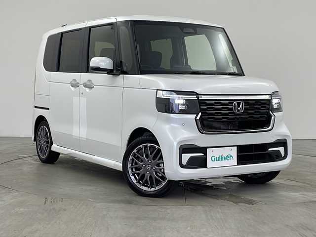 ホンダ Ｎ ＢＯＸ カスタム ターボ 兵庫県 2025(令7)年 0.1千km プラチナホワイトパール ・登録済未使用車/・純正８インチナビ(フルセグTV/BT/USB)/・ホンダセンシング/・衝突軽減ブレーキ(CMBS)/・先行車発進お知らせ機能/・歩行者事故低減ステアリング/・路外逸脱抑制機能/・標識認識機能/・渋滞追従機能付きアダプティブクルーズコントロール/・車線維持支援システム/・誤発進抑制機能/・後方誤発進抑制機能/・近距離衝突軽減ブレーキ/・急アクセル抑制機能/・パーキングセンサーシステム/・オートハイビーム/・パドルシフト/・シートヒーター/・オートブレーキホールド/・ヘッドライトレベライザー/・純正１５インチアルミホイール/・LEDヘッドライト/・ハーフレザーシート/・革巻きステアリング/・リアセンターアームレスト