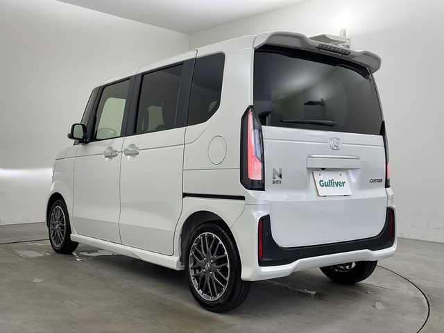 ホンダ Ｎ ＢＯＸ カスタム ターボ 兵庫県 2025(令7)年 0.1千km プラチナホワイトパール ・登録済未使用車/・純正８インチナビ(フルセグTV/BT/USB)/・ホンダセンシング/・衝突軽減ブレーキ(CMBS)/・先行車発進お知らせ機能/・歩行者事故低減ステアリング/・路外逸脱抑制機能/・標識認識機能/・渋滞追従機能付きアダプティブクルーズコントロール/・車線維持支援システム/・誤発進抑制機能/・後方誤発進抑制機能/・近距離衝突軽減ブレーキ/・急アクセル抑制機能/・パーキングセンサーシステム/・オートハイビーム/・パドルシフト/・シートヒーター/・オートブレーキホールド/・ヘッドライトレベライザー/・純正１５インチアルミホイール/・LEDヘッドライト/・ハーフレザーシート/・革巻きステアリング/・リアセンターアームレスト