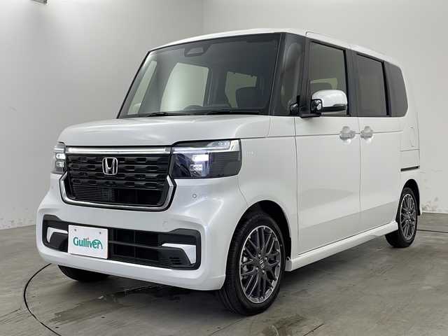 ホンダ Ｎ ＢＯＸ カスタム ターボ 兵庫県 2025(令7)年 0.1千km プラチナホワイトパール ・登録済未使用車/・純正８インチナビ(フルセグTV/BT/USB)/・ホンダセンシング/・衝突軽減ブレーキ(CMBS)/・先行車発進お知らせ機能/・歩行者事故低減ステアリング/・路外逸脱抑制機能/・標識認識機能/・渋滞追従機能付きアダプティブクルーズコントロール/・車線維持支援システム/・誤発進抑制機能/・後方誤発進抑制機能/・近距離衝突軽減ブレーキ/・急アクセル抑制機能/・パーキングセンサーシステム/・オートハイビーム/・パドルシフト/・シートヒーター/・オートブレーキホールド/・ヘッドライトレベライザー/・純正１５インチアルミホイール/・LEDヘッドライト/・ハーフレザーシート/・革巻きステアリング/・リアセンターアームレスト