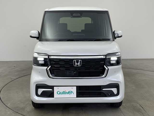 ホンダ Ｎ ＢＯＸ カスタム ターボ 兵庫県 2025(令7)年 0.1千km プラチナホワイトパール ・登録済未使用車/・純正８インチナビ(フルセグTV/BT/USB)/・ホンダセンシング/・衝突軽減ブレーキ(CMBS)/・先行車発進お知らせ機能/・歩行者事故低減ステアリング/・路外逸脱抑制機能/・標識認識機能/・渋滞追従機能付きアダプティブクルーズコントロール/・車線維持支援システム/・誤発進抑制機能/・後方誤発進抑制機能/・近距離衝突軽減ブレーキ/・急アクセル抑制機能/・パーキングセンサーシステム/・オートハイビーム/・パドルシフト/・シートヒーター/・オートブレーキホールド/・ヘッドライトレベライザー/・純正１５インチアルミホイール/・LEDヘッドライト/・ハーフレザーシート/・革巻きステアリング/・リアセンターアームレスト