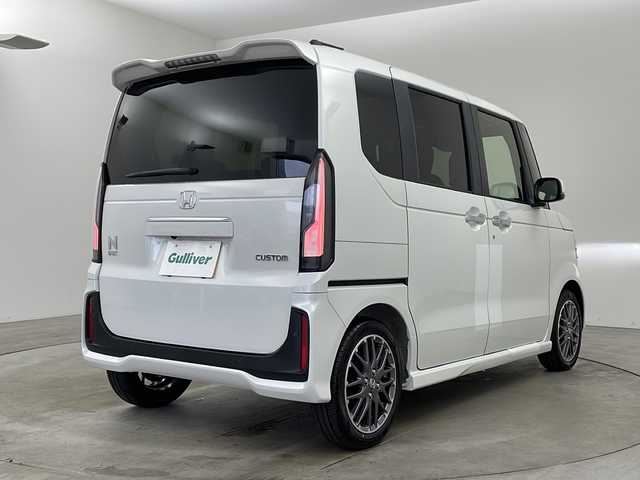 ホンダ Ｎ ＢＯＸ カスタム ターボ 兵庫県 2025(令7)年 0.1千km プラチナホワイトパール ・登録済未使用車/・純正８インチナビ(フルセグTV/BT/USB)/・ホンダセンシング/・衝突軽減ブレーキ(CMBS)/・先行車発進お知らせ機能/・歩行者事故低減ステアリング/・路外逸脱抑制機能/・標識認識機能/・渋滞追従機能付きアダプティブクルーズコントロール/・車線維持支援システム/・誤発進抑制機能/・後方誤発進抑制機能/・近距離衝突軽減ブレーキ/・急アクセル抑制機能/・パーキングセンサーシステム/・オートハイビーム/・パドルシフト/・シートヒーター/・オートブレーキホールド/・ヘッドライトレベライザー/・純正１５インチアルミホイール/・LEDヘッドライト/・ハーフレザーシート/・革巻きステアリング/・リアセンターアームレスト