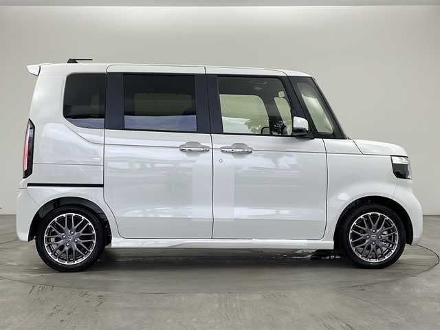 ホンダ Ｎ ＢＯＸ カスタム ターボ 兵庫県 2025(令7)年 0.1千km プラチナホワイトパール ・登録済未使用車/・純正８インチナビ(フルセグTV/BT/USB)/・ホンダセンシング/・衝突軽減ブレーキ(CMBS)/・先行車発進お知らせ機能/・歩行者事故低減ステアリング/・路外逸脱抑制機能/・標識認識機能/・渋滞追従機能付きアダプティブクルーズコントロール/・車線維持支援システム/・誤発進抑制機能/・後方誤発進抑制機能/・近距離衝突軽減ブレーキ/・急アクセル抑制機能/・パーキングセンサーシステム/・オートハイビーム/・パドルシフト/・シートヒーター/・オートブレーキホールド/・ヘッドライトレベライザー/・純正１５インチアルミホイール/・LEDヘッドライト/・ハーフレザーシート/・革巻きステアリング/・リアセンターアームレスト