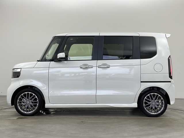 ホンダ Ｎ ＢＯＸ カスタム ターボ 兵庫県 2025(令7)年 0.1千km プラチナホワイトパール ・登録済未使用車/・純正８インチナビ(フルセグTV/BT/USB)/・ホンダセンシング/・衝突軽減ブレーキ(CMBS)/・先行車発進お知らせ機能/・歩行者事故低減ステアリング/・路外逸脱抑制機能/・標識認識機能/・渋滞追従機能付きアダプティブクルーズコントロール/・車線維持支援システム/・誤発進抑制機能/・後方誤発進抑制機能/・近距離衝突軽減ブレーキ/・急アクセル抑制機能/・パーキングセンサーシステム/・オートハイビーム/・パドルシフト/・シートヒーター/・オートブレーキホールド/・ヘッドライトレベライザー/・純正１５インチアルミホイール/・LEDヘッドライト/・ハーフレザーシート/・革巻きステアリング/・リアセンターアームレスト