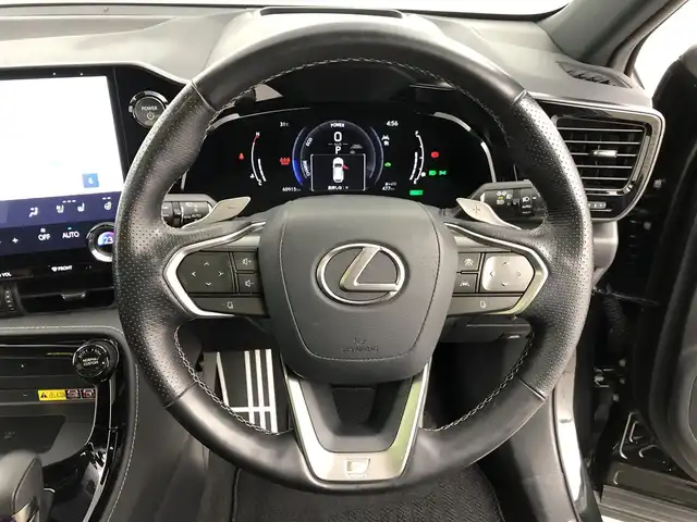 レクサス ＮＸ 350h Fスポーツ 愛知県 2022(令4)年 6.1万km グラファイトブラックガラスフレーク パノラマルーフ/オレンジキャリパー/ワイヤレス充電/純正14インチナビ/アラウンドビューモニター/Bluetooth/フルセグTV/レクサスセーフティセンス/衝突被害軽減システム/クルーズコントロール/ブラインドスポットモニター/レーンキープアシスト/横滑り防止装置/コーナーセンサー/オートライト/オートマチックハイビーム/三眼LEDヘッドライト/LEDフォグランプ/パワーシート/シートメモリー/シートーヒーター/ステアリングヒーター/パドルシフト/電動リアゲート/ドライブレコーダー/ビルトインETC2.0/純正フロアマット/純正AW/プッシュスタート/スマートキー/スペアキー/カードキー