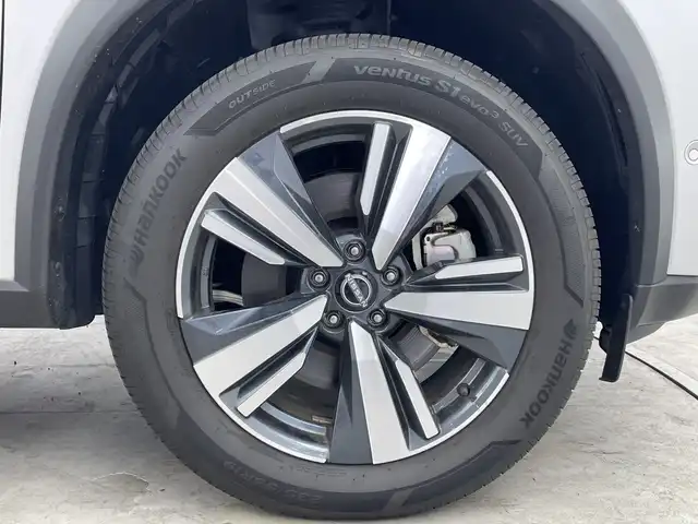 日産 エクストレイル G e－4ORCE 群馬県 2023(令5)年 1万km ブリリアントシルバー プロパイロット　ＢＯＳＥサウンド　純正１２．３型ナビ　フルセグＴＶ　全周囲カメラ　衝突被害軽減ブレーキ　ヘッドアップディスプレイ　デジタルインナーミラー　ＥＴＣ２．０　ワイヤレス充電　スマートキー