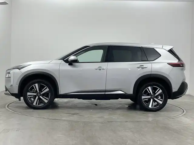 日産 エクストレイル G e－4ORCE 群馬県 2023(令5)年 1万km ブリリアントシルバー プロパイロット　ＢＯＳＥサウンド　純正１２．３型ナビ　フルセグＴＶ　全周囲カメラ　衝突被害軽減ブレーキ　ヘッドアップディスプレイ　デジタルインナーミラー　ＥＴＣ２．０　ワイヤレス充電　スマートキー