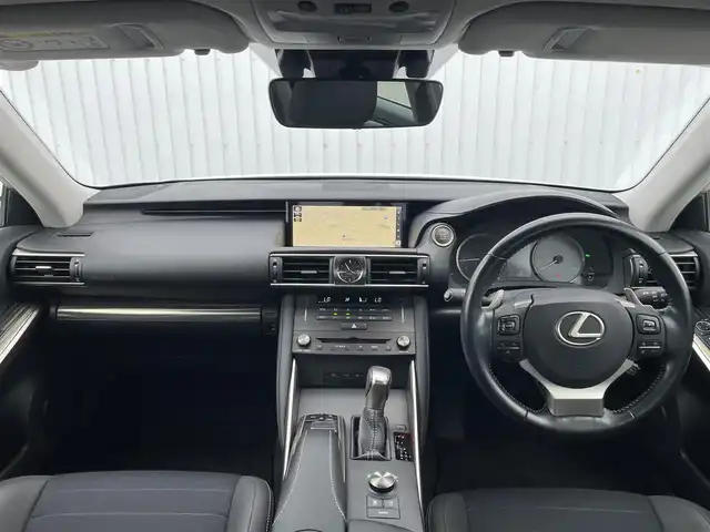 レクサス ＩＳ 300 滋賀県 2019(令1)年 4.1万km ソニッククォーツ 純正10型ナビ/・Bluetooth/フルセグ/・CD/DVD/バックカメラ/革巻きステアリング/ステアリングリモコン/パドルシフト/ETC2.0/レーダークルーズコントロール/ハーフレザーシート/パワーシート/ドアミラーヒーター/レクサスセーフティシステムプラス/・レーンディパーチャーアラート/・プリクラッシュセーフティ/LEDオートライト/フォグライト/スマートキー