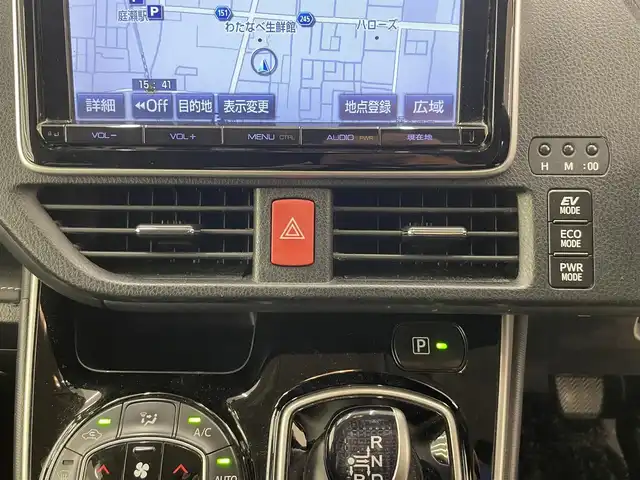 トヨタ エスクァイア ハイブリッド Gi 岡山県 2015(平27)年 10.7万km ホワイトパールクリスタルシャイン DOPナビ　NSZT-Y64T/フルセグTV（AM.FM.TV.CD.DVD.BT）/アルパインリアフリップダウンモニター/両側パワースライドドア/バックカメラ/ETC/ドライブレコーダー/レザーシート/シートヒーター/クルーズコントロール/オートライト/オートマチックハイビーム/フォグライト/サングラスホルダー/ステアリングスイッチ/ワイヤレス充電/ＬＥＤヘッドライト/スペアキー/15インチ純正AW/純正フロアマット