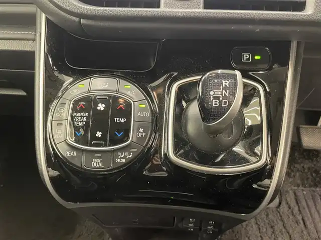 トヨタ エスクァイア ハイブリッド Gi 岡山県 2015(平27)年 10.7万km ホワイトパールクリスタルシャイン DOPナビ　NSZT-Y64T/フルセグTV（AM.FM.TV.CD.DVD.BT）/アルパインリアフリップダウンモニター/両側パワースライドドア/バックカメラ/ETC/ドライブレコーダー/レザーシート/シートヒーター/クルーズコントロール/オートライト/オートマチックハイビーム/フォグライト/サングラスホルダー/ステアリングスイッチ/ワイヤレス充電/ＬＥＤヘッドライト/スペアキー/15インチ純正AW/純正フロアマット