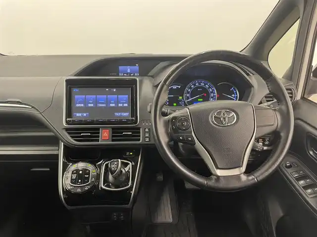 トヨタ エスクァイア ハイブリッド Gi 岡山県 2015(平27)年 10.7万km ホワイトパールクリスタルシャイン DOPナビ　NSZT-Y64T/フルセグTV（AM.FM.TV.CD.DVD.BT）/アルパインリアフリップダウンモニター/両側パワースライドドア/バックカメラ/ETC/ドライブレコーダー/レザーシート/シートヒーター/クルーズコントロール/オートライト/オートマチックハイビーム/フォグライト/サングラスホルダー/ステアリングスイッチ/ワイヤレス充電/ＬＥＤヘッドライト/スペアキー/15インチ純正AW/純正フロアマット