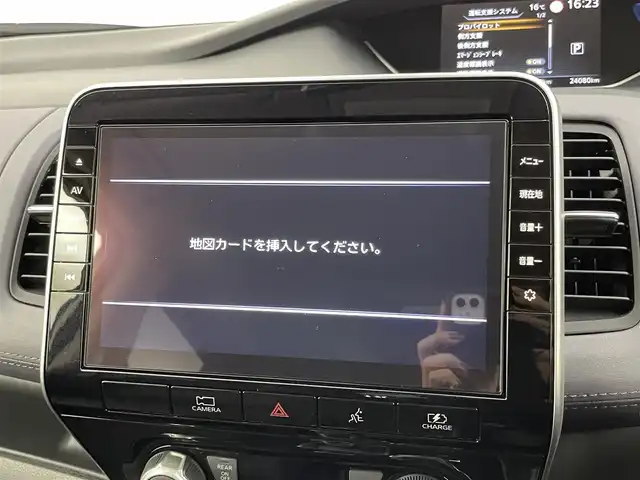 日産 セレナ e－パワー ハイウェイスター V 千葉県 2022(令4)年 2.4万km ブリリアントホワイトパール 禁煙車/純正10インチメモリナビ/　CD/DVD/BT/フルセグTV/エマージェンシーブレーキ/レーンキープアシスト/ブラインドスポットモニター/プロパイロット/両側パワースライドドア/デジタルインナーミラー/アラウンドビューモニター/電子パーキング/オートホールド/ETC/ステアリングスイッチ/革巻きステアリング/純正15インチアルミホイール/LEDヘッドライト/フォグランプ