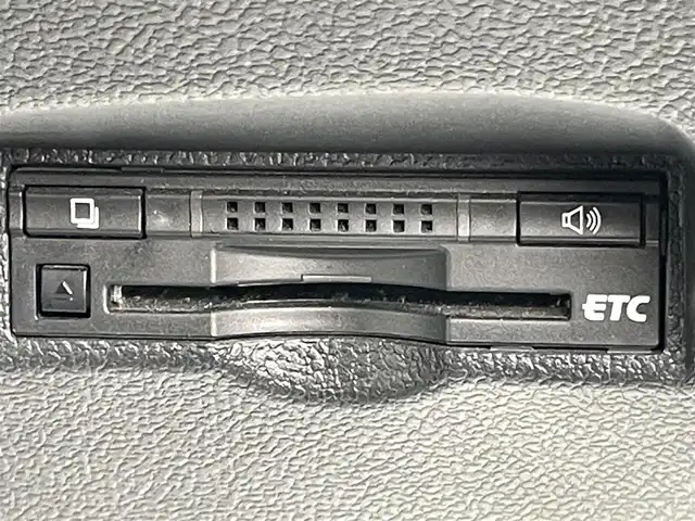 トヨタ プリウス A プレミアム　ツーリングセレ 兵庫県 2016(平28)年 7万km ホワイトパールクリスタルシャイン 純正9インチSDナビ/モデリスタエアロ/リア/フロント/Bluetooth接続/ビルトインETC/パーキングアシスト/パワーシート/純正フロアマット/レーダークルーズコントロール/LEDヘッドライト/シートヒーター/フルセグTV/バックカメラ/スイッチスタート/衝突軽減ブレーキ/トヨタセーフティセンス/モデリスタフロントエアロ小さい割れ有