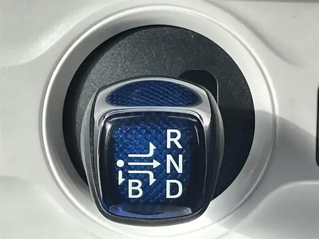 トヨタ プリウス A プレミアム　ツーリングセレ 兵庫県 2016(平28)年 7万km ホワイトパールクリスタルシャイン 純正9インチSDナビ/モデリスタエアロ/リア/フロント/Bluetooth接続/ビルトインETC/パーキングアシスト/パワーシート/純正フロアマット/レーダークルーズコントロール/LEDヘッドライト/シートヒーター/フルセグTV/バックカメラ/スイッチスタート/衝突軽減ブレーキ/トヨタセーフティセンス/モデリスタフロントエアロ小さい割れ有