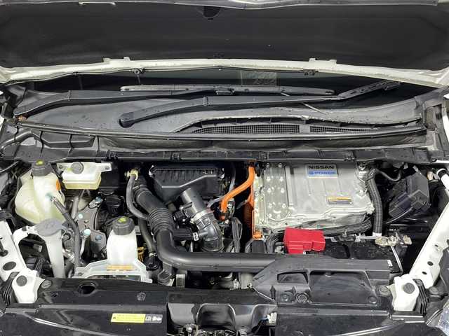 日産 セレナ e－パワー ハイウェイスター V 沖縄県 2019(令1)年 7万km ブリリアントホワイトパール 禁煙車/県外仕入れ/10インチ純正ナビ/【CD/DVD/フルセグTV/BT】/後席フリップダウンモニター/全方位カメラ/前方ドライブレコーダー/ETC/両側パワースライドドア/前席シートヒーター/ステアリングヒーター/16インチ純正アルミ/純正LEDヘッドライト/オートライト/スマートキー