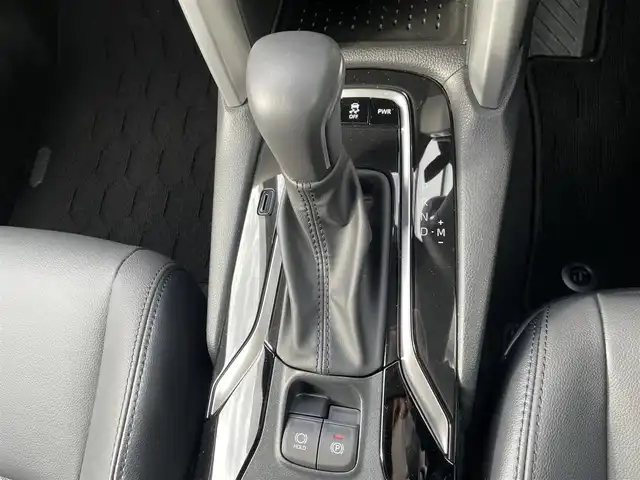 トヨタ カローラ クロス Z 大阪府 2023(令5)年 1.4万km アティチュードブラックマイカ トヨタセーフティーセンス/・アダプティブ・クルーズコントロール/・プリクラッシュセーフティー/・レーントレーシングアシスト/・オートマチックハイビーム/・クリアランスソナー/・パーキングサポートブレーキー/・ロードサインアシスト/純正ナビ/・Bluetooth/USB/MiraCast/ラジオ/主要装備/・パノラミックビューモニター/・ブラインドスポットモニター/・横滑り防止装置/・オートホールド/・パワーバックドア/・ハーフレザー/・D席パワーシート/・シートヒーター/・LEDヘッドライト/・ヘッドライトイベライザー/・ドライブレコーダー/・ETC2.0