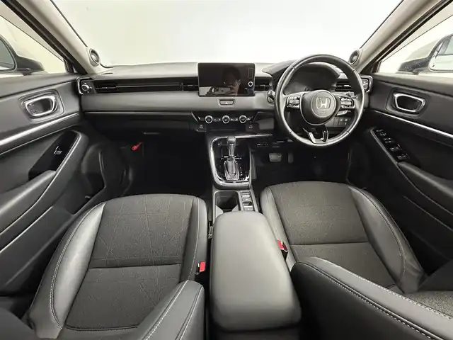 ホンダ ヴェゼル ハイブリッド e:HEV Z 道央・札幌 2022(令4)年 4.1万km プラチナホワイトパール ・４WD/・寒冷地仕様/・純正ロアスカート（F・R）/・純正ガーニッシュ（S・R）/・ホンダコネクトディスプレイ/　BT／AppleCarPlay／AndroidAuto/・マルチビューカメラシステム/・純正ビルトインETC2.0 /・純正前後ドライブレコーダー/・ホンダセンシング/・衝突軽減ブレーキ/・レーンキープアシスト/・横滑り防止装置/・アイドリングストップ/・ブラインドスポットインフォメーション/・ハーフレザーシート/・前席シートヒーター/・ステアリングヒーター/・ワイヤレス充電/・パドルシフト/・テールゲートスポイラー/・純正AW18インチ/・スマートキー/・プッシュスタート/・スペアキー